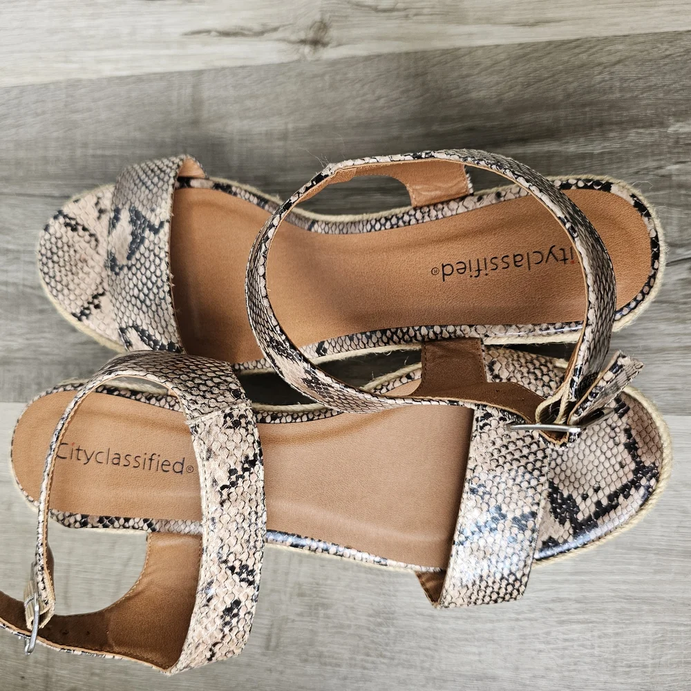 City Classified Snakeskin Espadrille Wedge Sandals Size 10